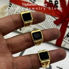 انگشتر مردانه لوکس با نگین مشکی و طراحی شیک