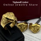 انگشتر استیل آبکاری طلا با طرح شیر هِرالدیک روی سپر، به همراه دو انگشتر مشابه در پس‌زمینه