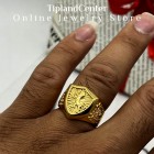 انگشتر استیل آبکاری طلا با طرح شیر هِرالدیک روی سپر، به همراه دو انگشتر مشابه در پس‌زمینه